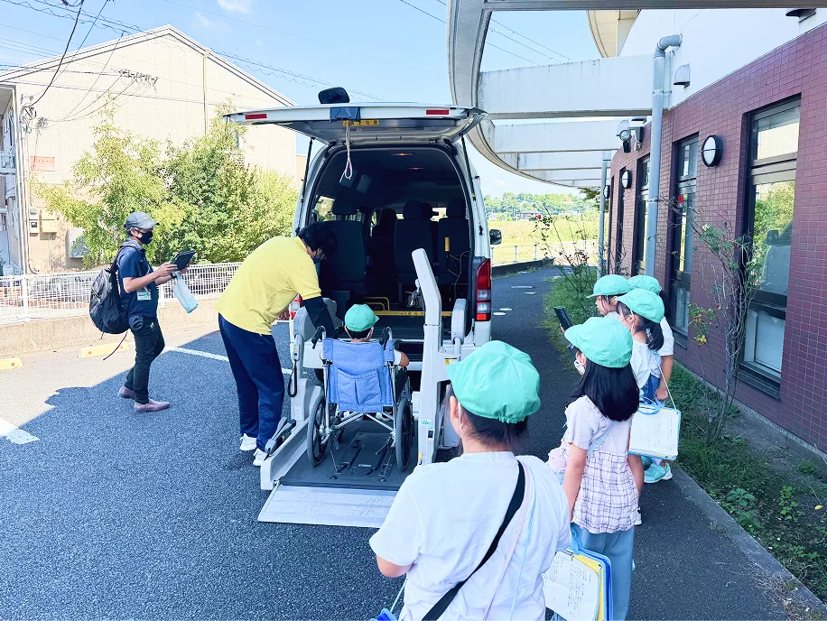 送迎車で外出する子どもたちと職員の様子