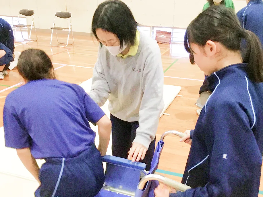 学生と一緒にワークショップに取り組む様子