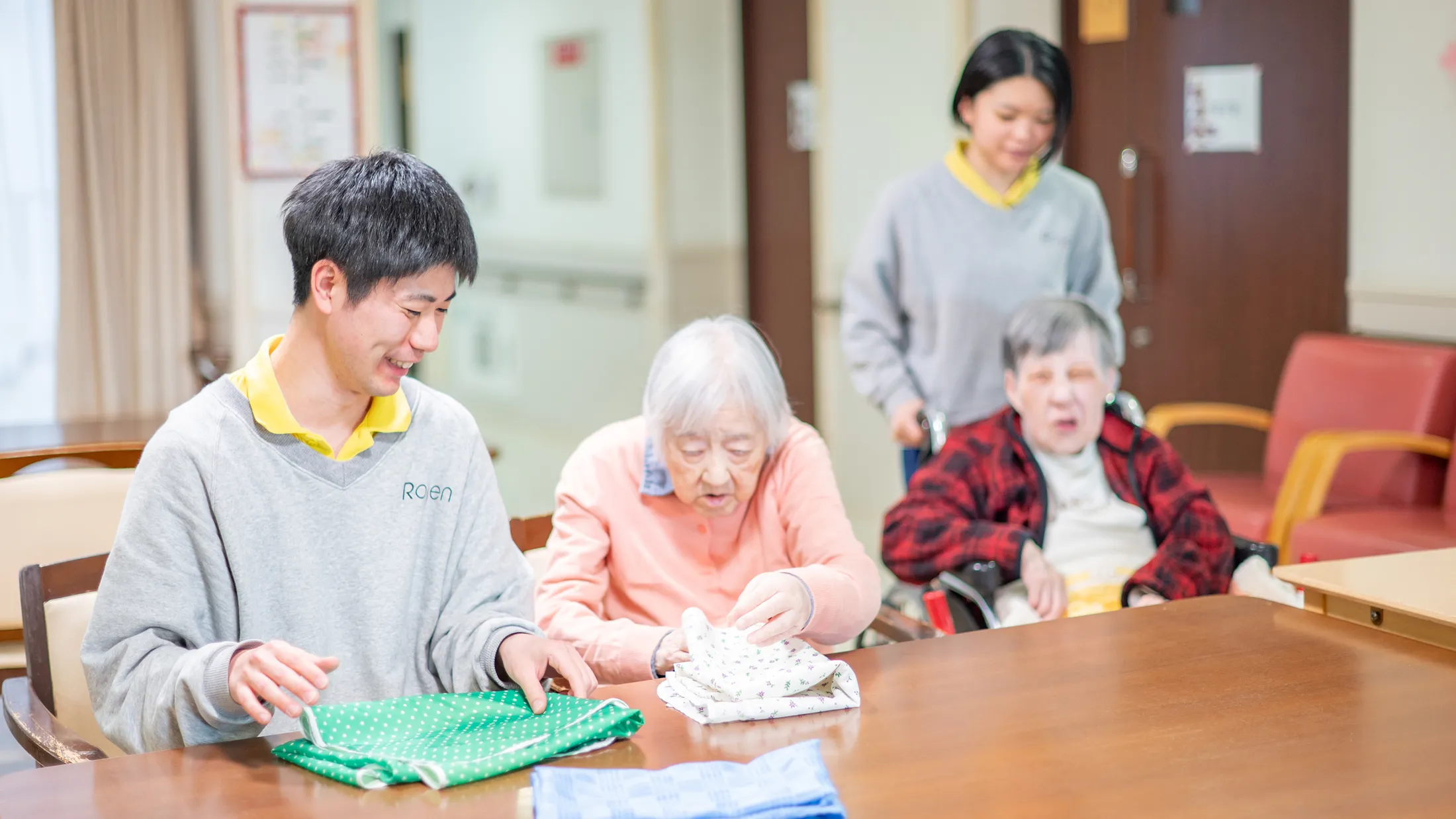 職場体験で職員と関わる様子