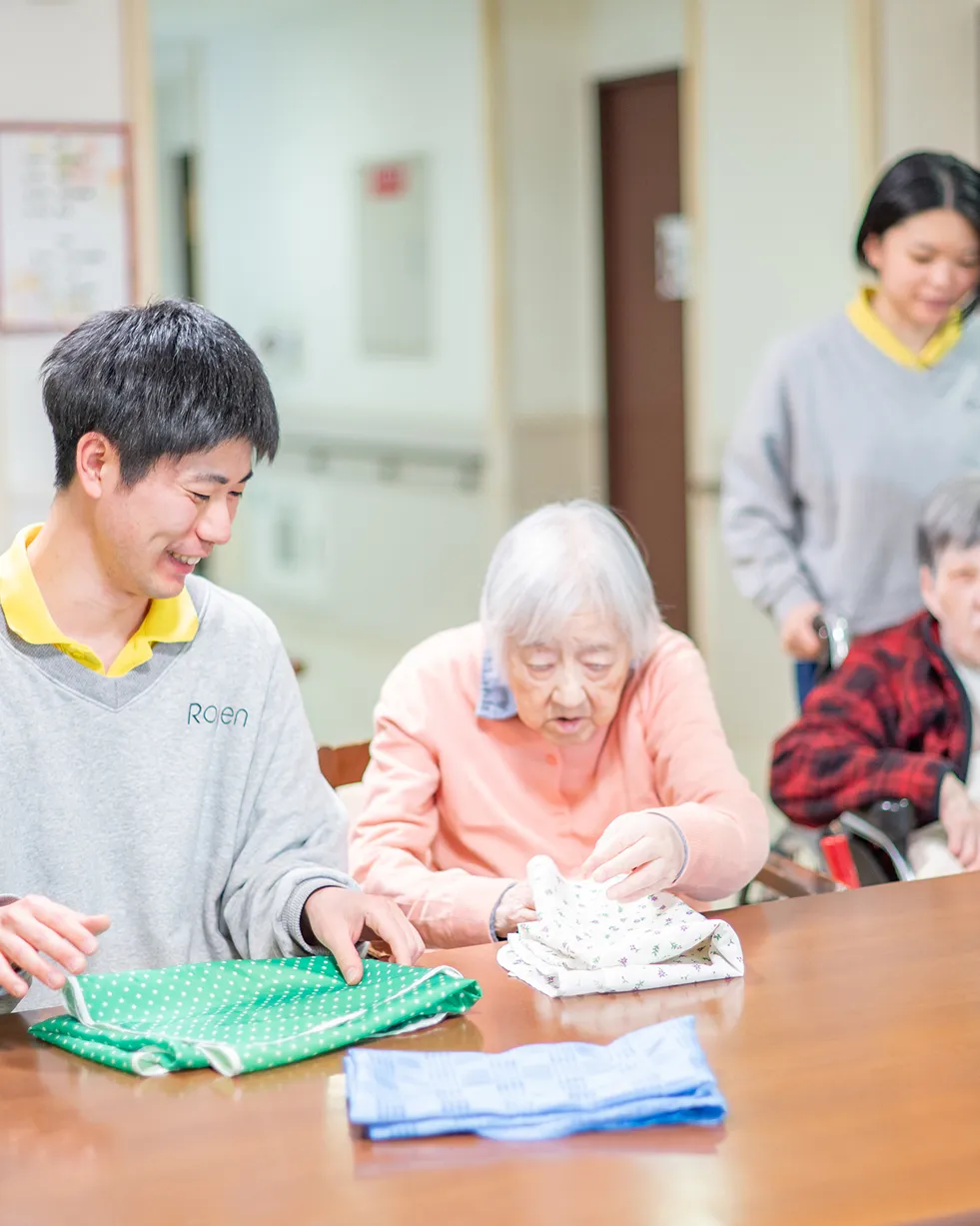職場体験で職員と関わる様子
