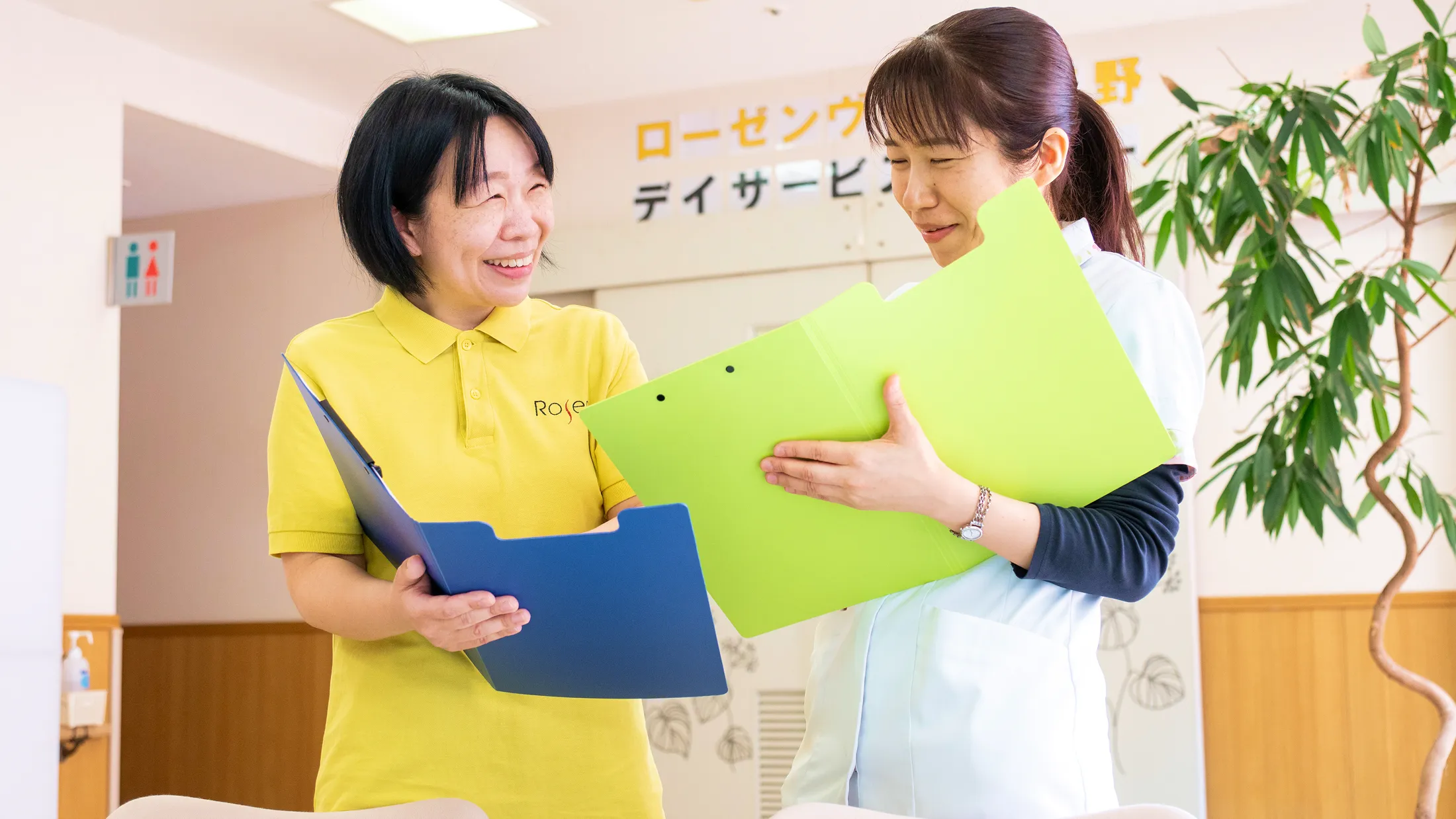 ローゼンの職員と新人がコミュニケーションをとる様子
