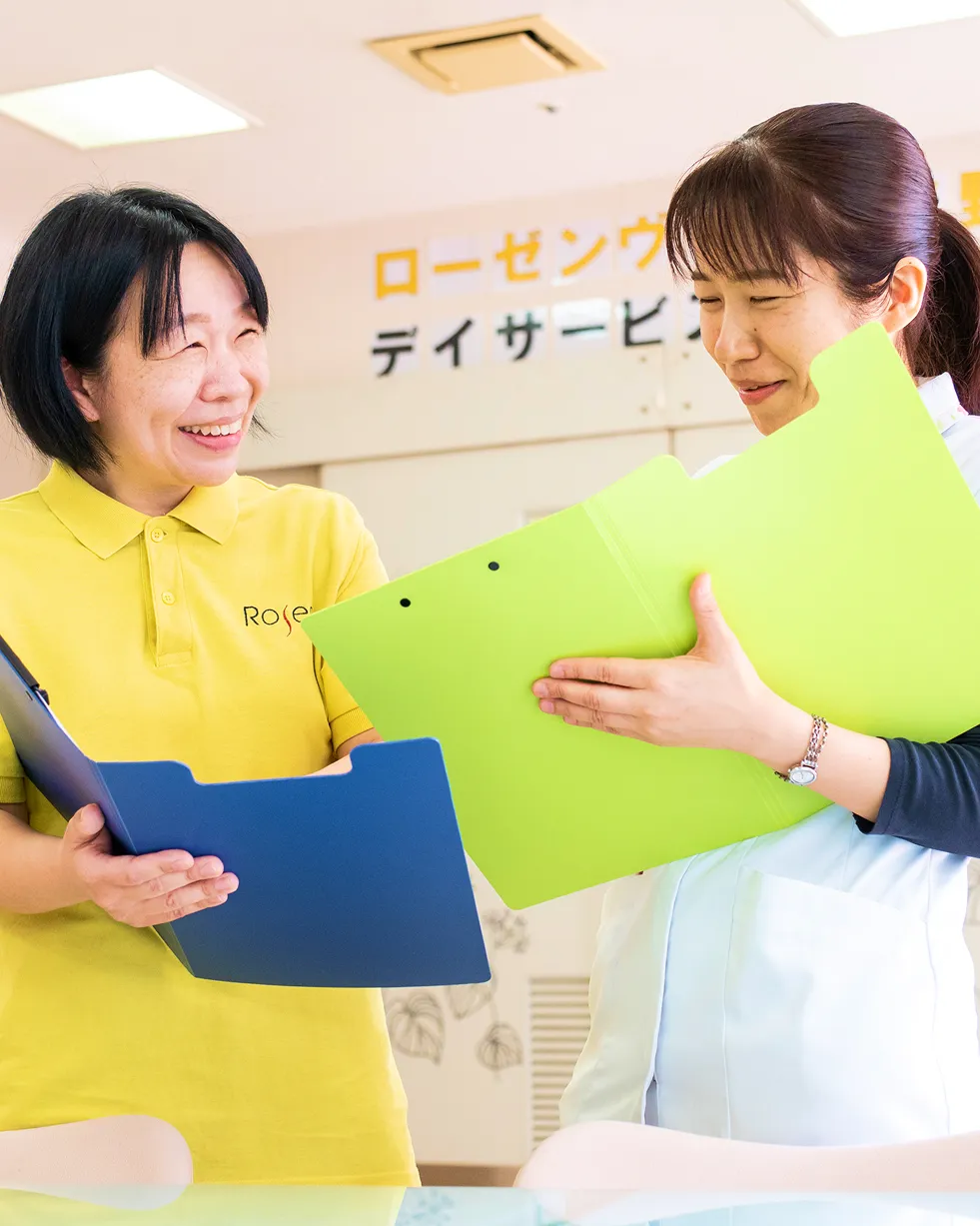 ローゼンの職員と新人がコミュニケーションをとる様子