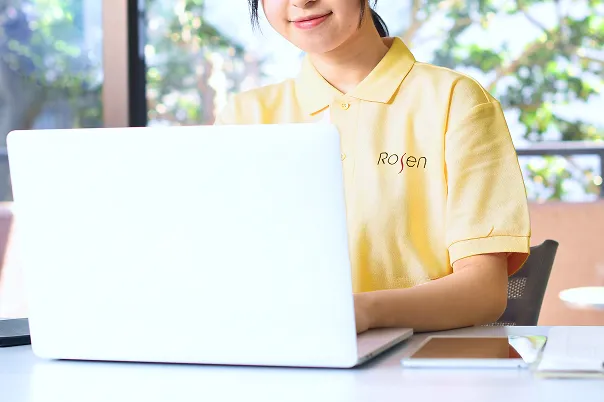 PCに向かって記録作業をする職員