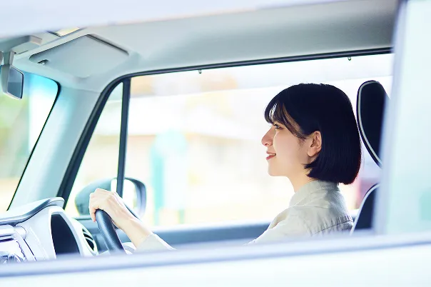 車で通勤する職員